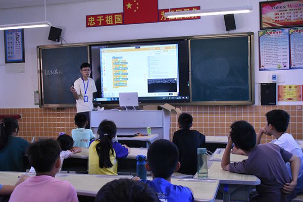 “山河承宇”實踐隊開設(shè)麥昆機(jī)器人特色課程|機(jī)器人課程進(jìn)鄉(xiāng)村學(xué)校，點亮學(xué)生科技夢想