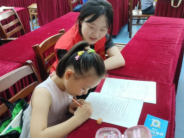 安徽學(xué)子“三下鄉(xiāng)”：保護(hù)牙齒，從我做起