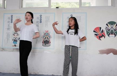 “喻夢同行 筑夢未來”志愿服務隊聯(lián)合紅巖寺民族小學讓中華傳統(tǒng)文化走進課堂