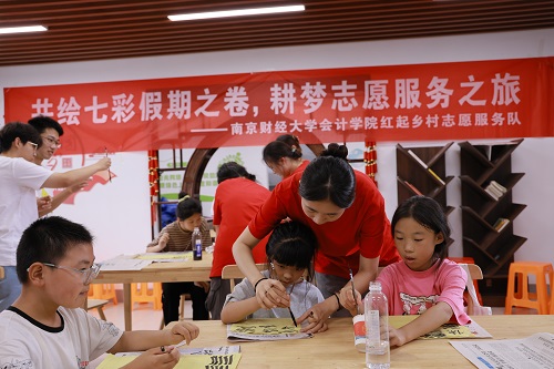南財(cái)學(xué)子走進(jìn)農(nóng)家書屋：紫色藝術(shù)陶冶情操，書法漆扇傳承文化