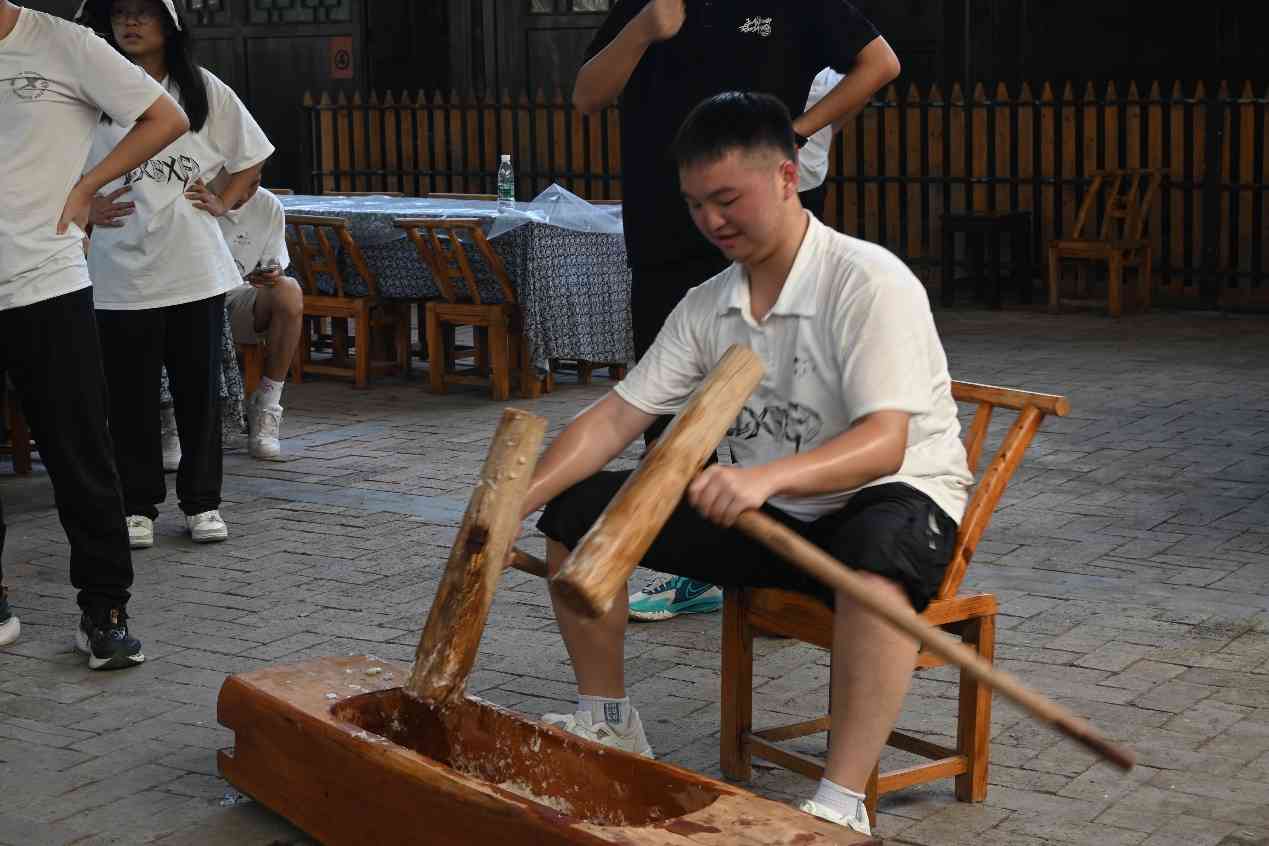 湖南工商大學(xué)e路鄉(xiāng)伴小分隊：傳承千年民俗，共賞打糍粑盛宴