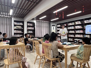 南財(cái)學(xué)子走進(jìn)農(nóng)家書屋：藍(lán)色科技漲知識，作業(yè)輔導(dǎo)助成長