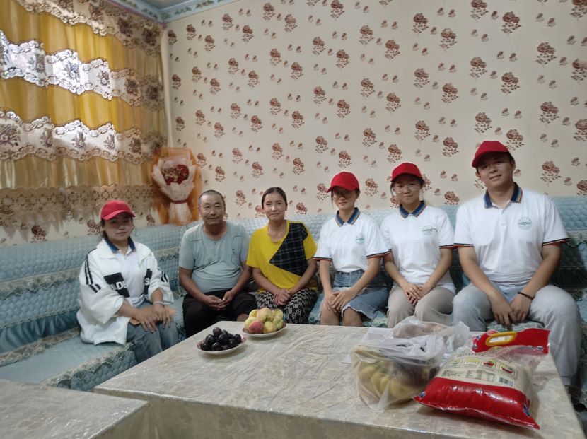 塔里木大學(xué)三下鄉(xiāng) 慰問(wèn)老黨員 民族團(tuán)結(jié)一家親