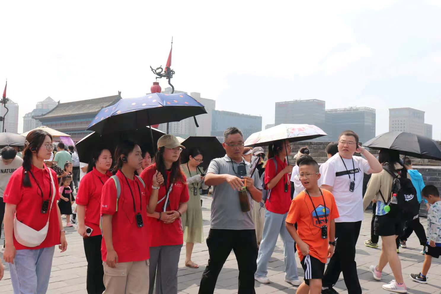 圖為實踐隊員在講解員帶領下了解城墻歷史 陳明燕攝