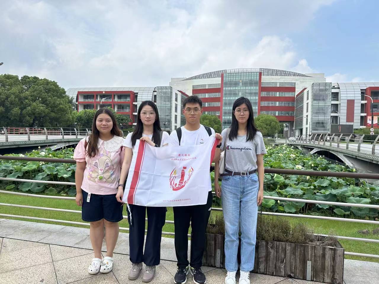 【一臨薪火實(shí)踐團(tuán)】“半夏送爾游天下，素問(wèn)幾時(shí)可當(dāng)歸”薪火實(shí)踐團(tuán)岐黃接力，丹心筑夢(mèng)小分隊(duì)探尋上海中醫(yī)藥博物館