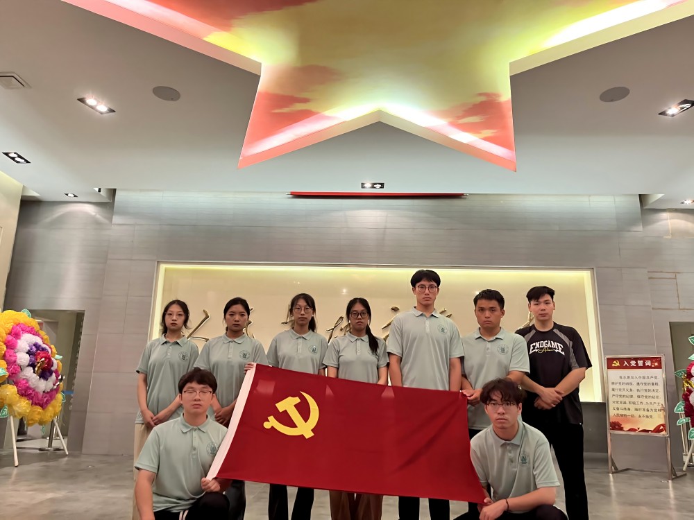陵園靜謐思英烈，黨旗飄揚續(xù)輝煌