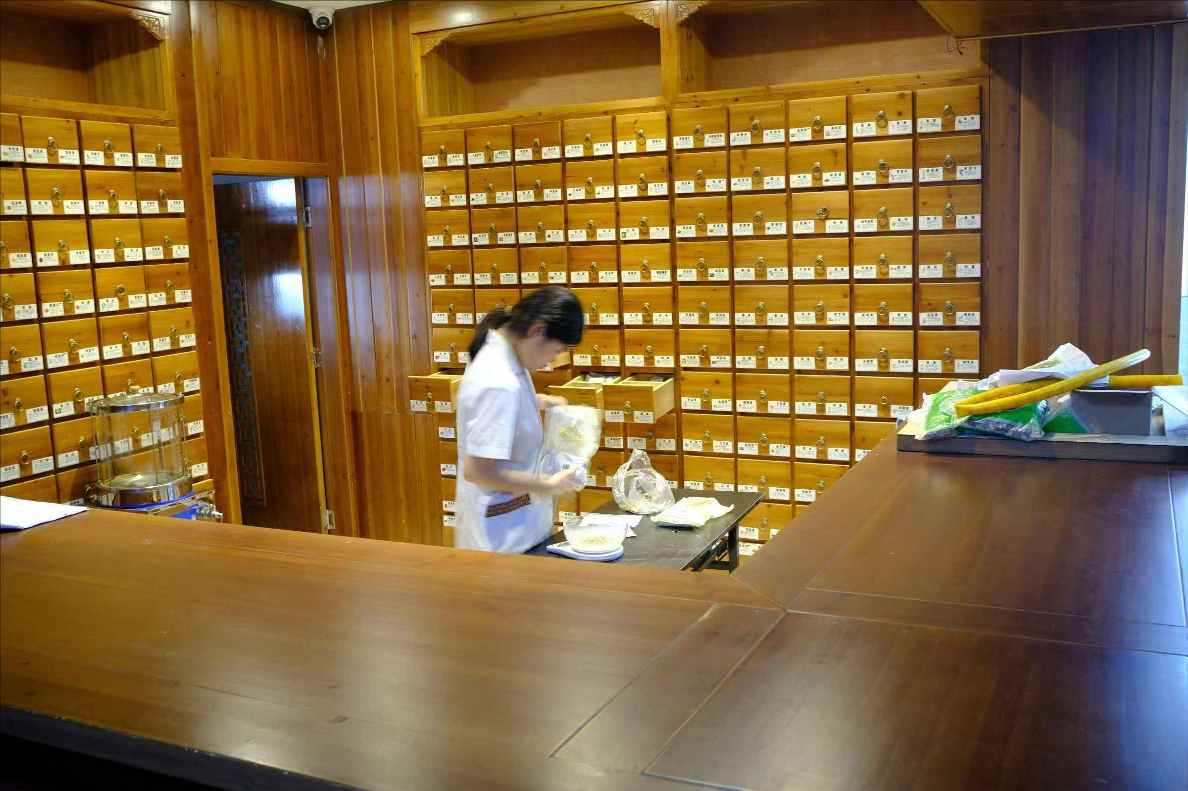 探訪湖南平正堂瑤醫(yī)醫(yī)院：揭秘千年瑤藥智慧，體驗(yàn)民族醫(yī)學(xué)瑰寶