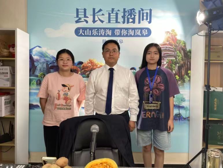 礦大“丹心”實(shí)踐團(tuán)赴嵐皋就電商助農(nóng)問題與楊樂縣長(zhǎng)進(jìn)行交流學(xué)習(xí)