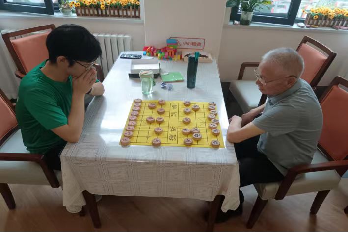 學(xué)子溫情撫桑榆，養(yǎng)老院內(nèi)愛滿盈