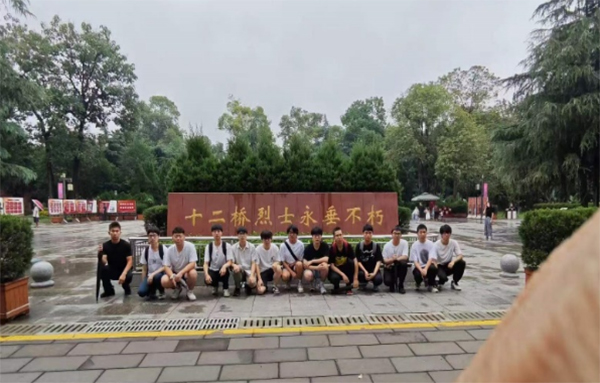“西南石油大學(xué)理學(xué)院緬懷烈士社會(huì)實(shí)踐隊(duì)赴十二號(hào)烈士墓緬懷烈士”