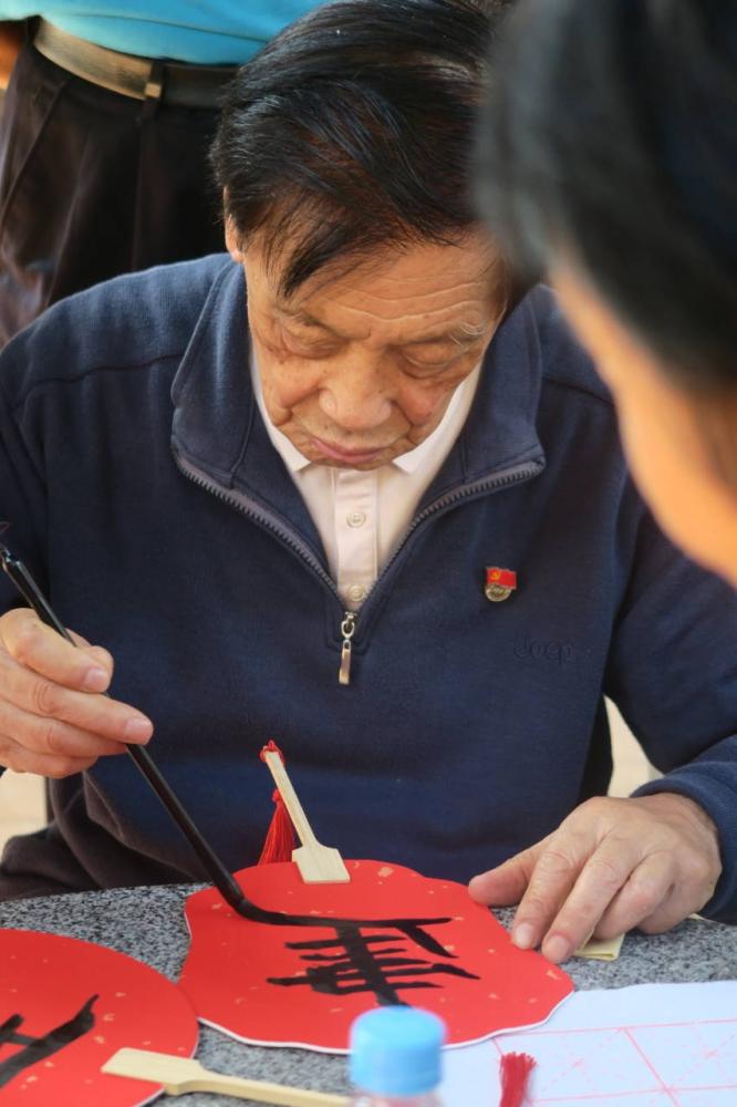 暖心服務(wù)，敬老花開 ——記文學(xué)院21級漢語言文學(xué)(教師教