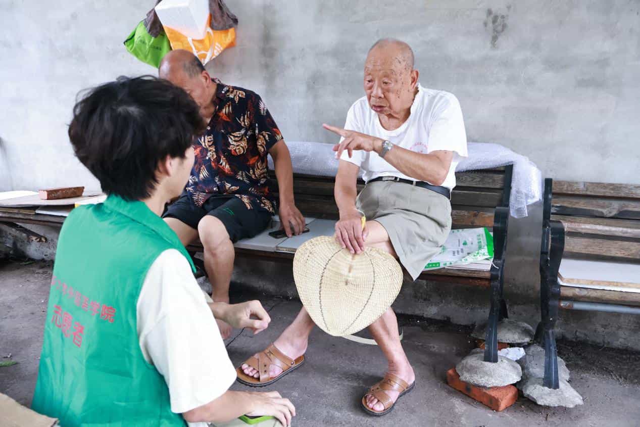 探訪歲月印記，共繪鄉(xiāng)村新篇——深入社區(qū)走訪老黨員與老人，展望鄉(xiāng)村振興美好未來