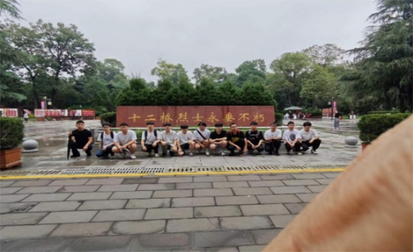 理學院緬懷烈士社會實踐隊于十二橋烈士墓：瞻仰烈士陵園 緬懷革命先烈