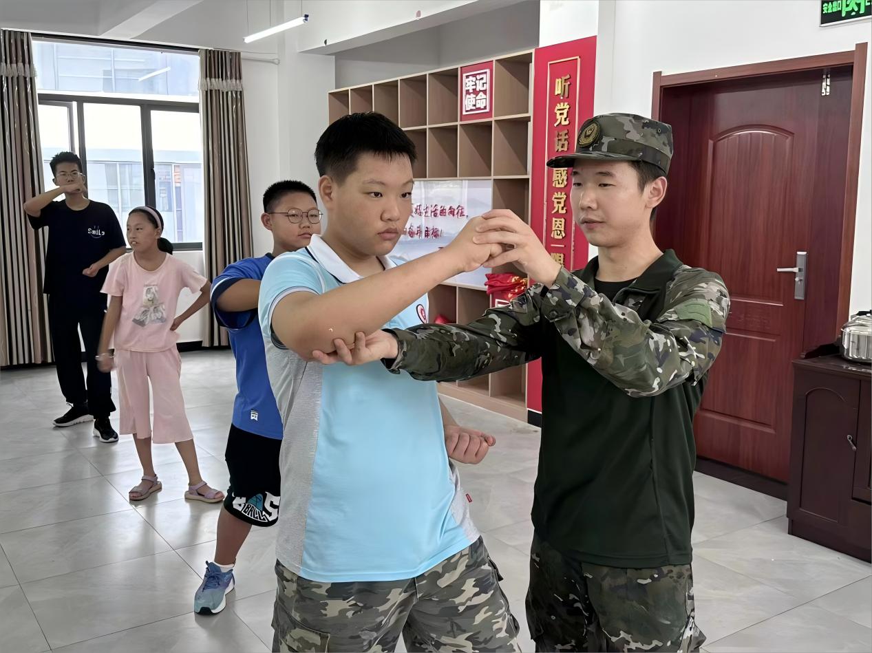 強(qiáng)今日體魄，成明日棟梁 ——武漢紡織大學(xué)外經(jīng)貿(mào)學(xué)院學(xué)子“三下鄉(xiāng)”開展軍體拳特色