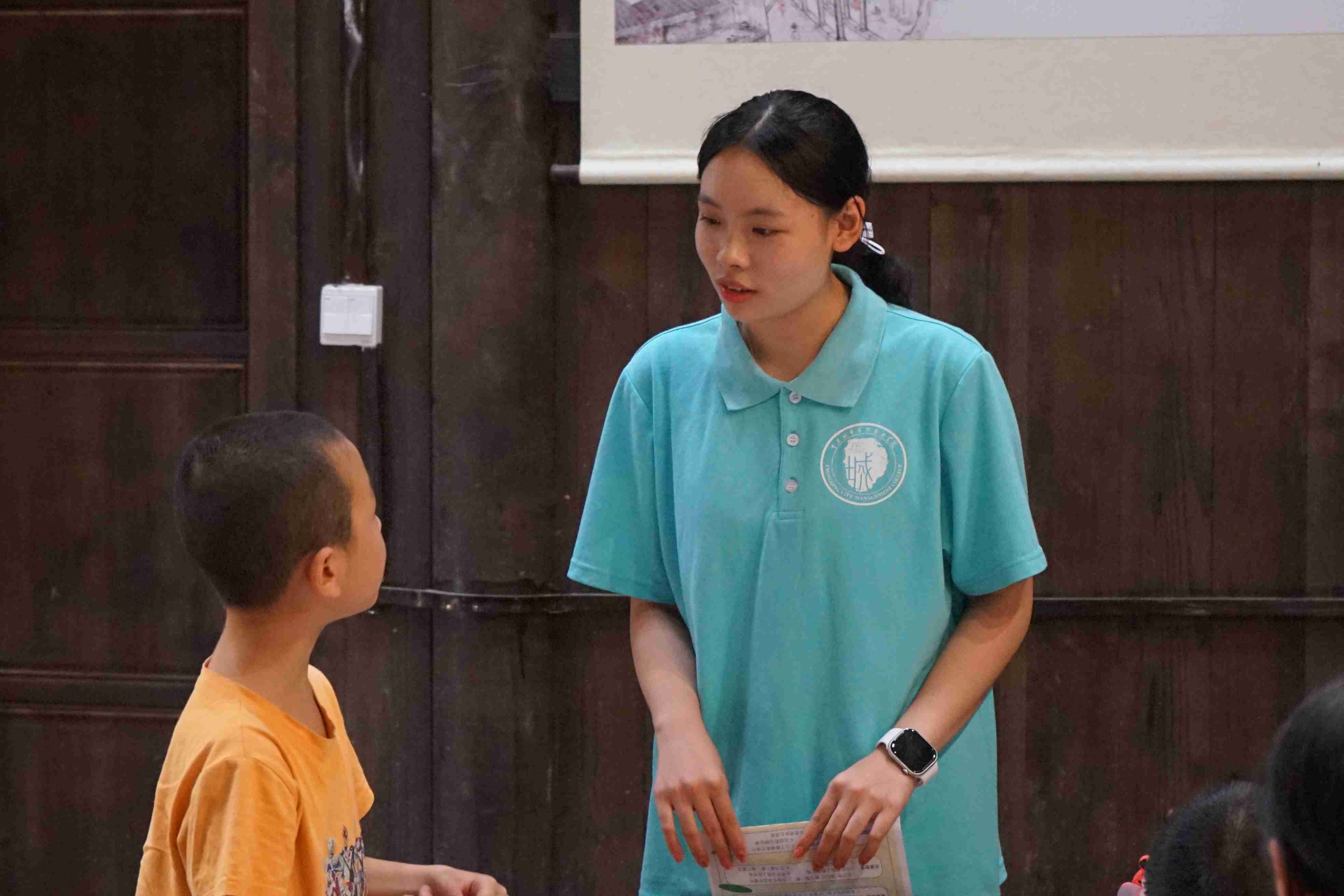 重城管院生命“童”行公益服務(wù)隊三下鄉(xiāng)開展 “大手牽小手，共筑安全夢”安全知識問