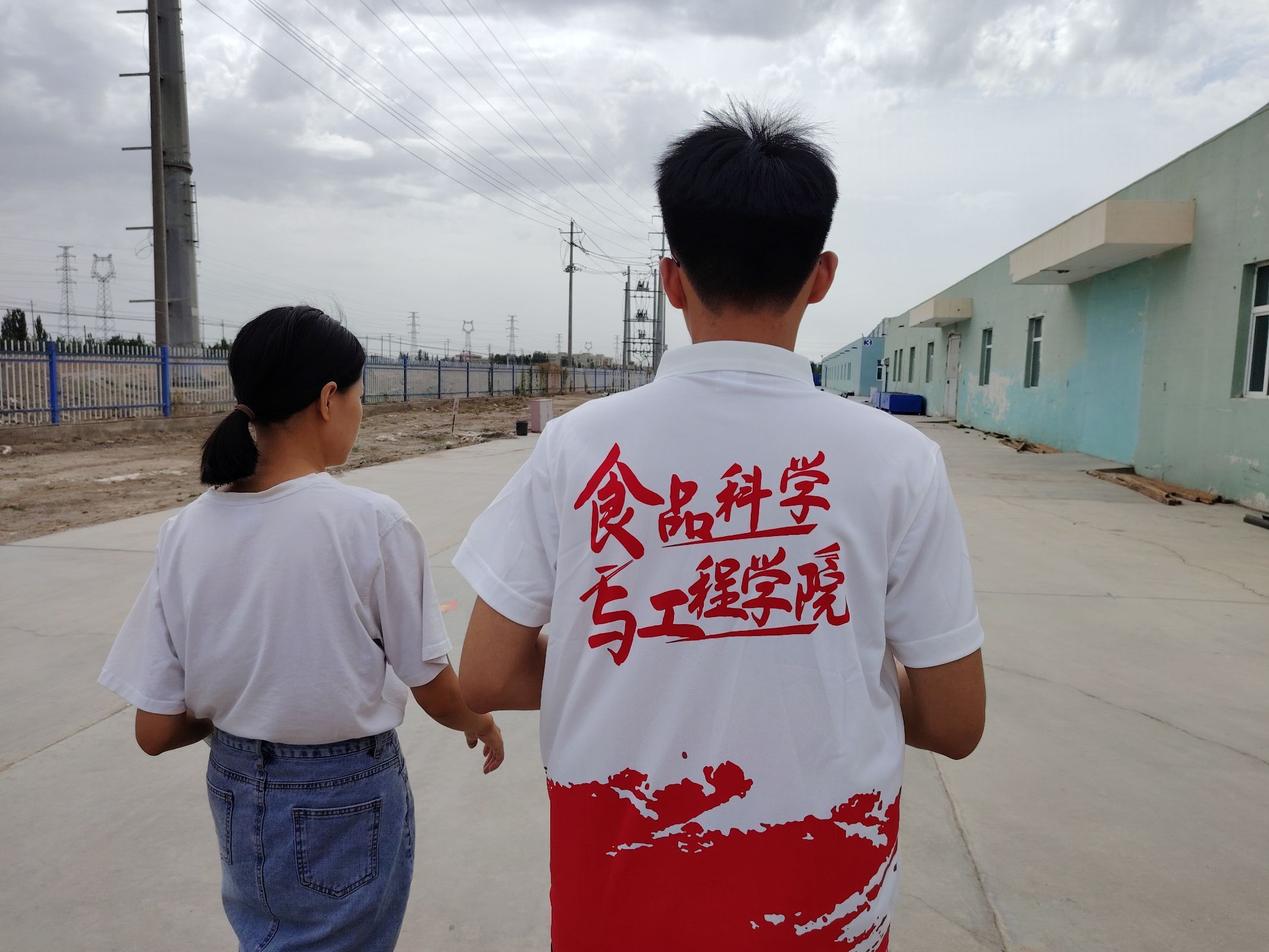 “食?踐”逐夢行丨“繡韻新疆，刺繡織夢調(diào)查團(tuán)”開展“進(jìn)企業(yè) 近職場”大學(xué)生深入企業(yè)參觀、調(diào)研體驗(yàn)活動(dòng)