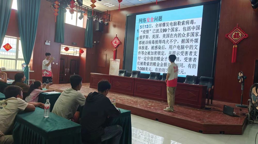 胡楊學(xué)子三下鄉(xiāng):網(wǎng)絡(luò)成癮鏡中說，認(rèn)識(shí)危害勿沉迷