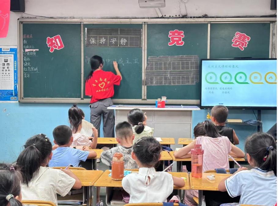 山西師大學(xué)子三下鄉(xiāng)|紅色宣講燃童心，愛國情懷深根植