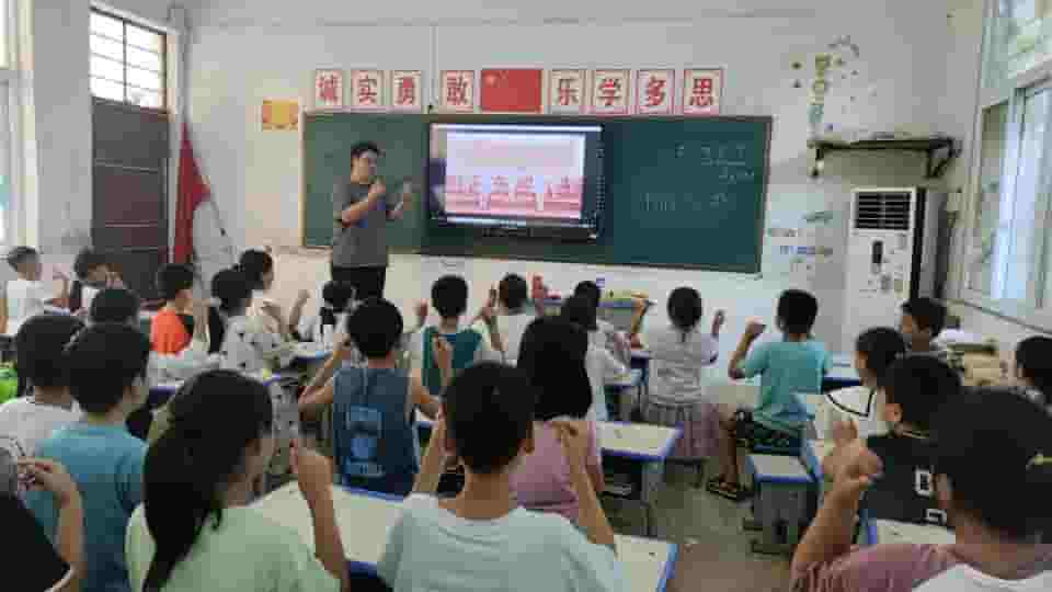 江蘇科技大學(xué)學(xué)生指導(dǎo)河南省葉縣東方寄宿學(xué)校學(xué)生學(xué)習(xí)手勢舞，傳遞正能量
