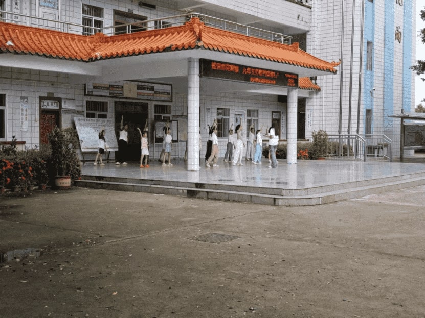 數(shù)海玖帆突擊隊(duì)“三下鄉(xiāng)”活動(dòng)持續(xù)深化，吳川市林屋小學(xué)歡樂(lè)連連
