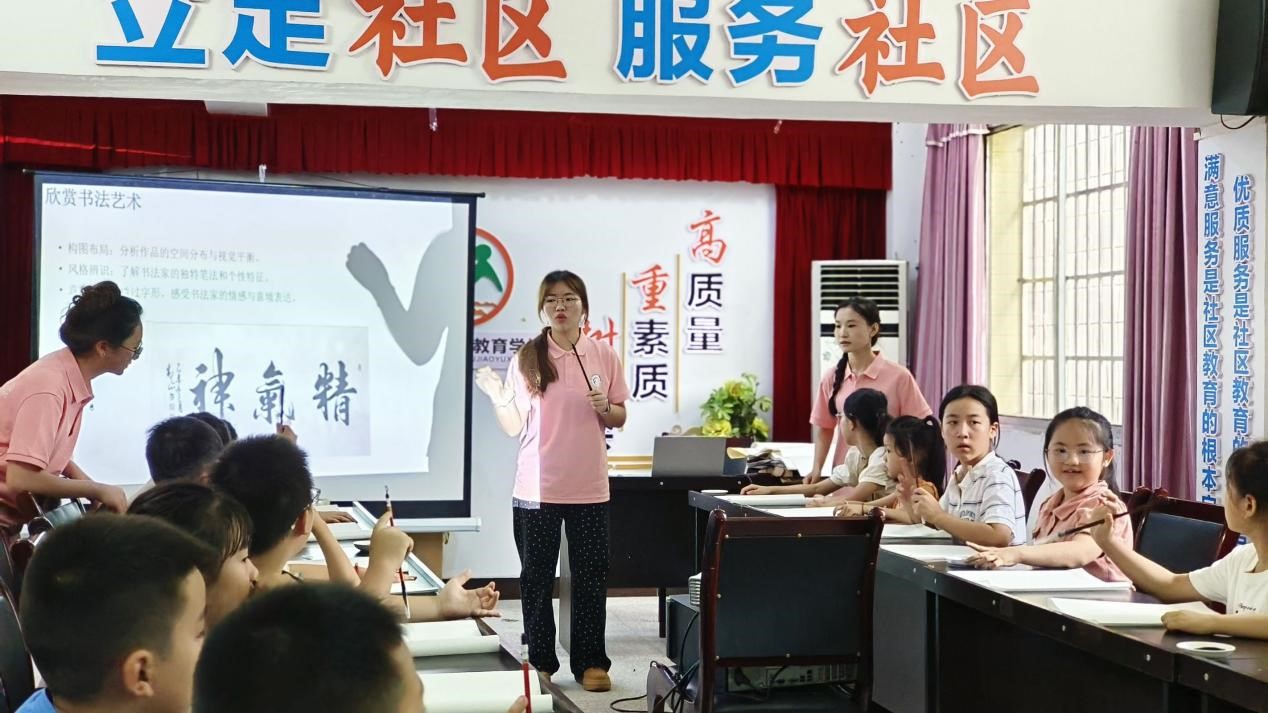 耕耘金色心田：“四葉草”習(xí)近平新時代中國特色社會主義思想宣講團開展“以墨為底，感