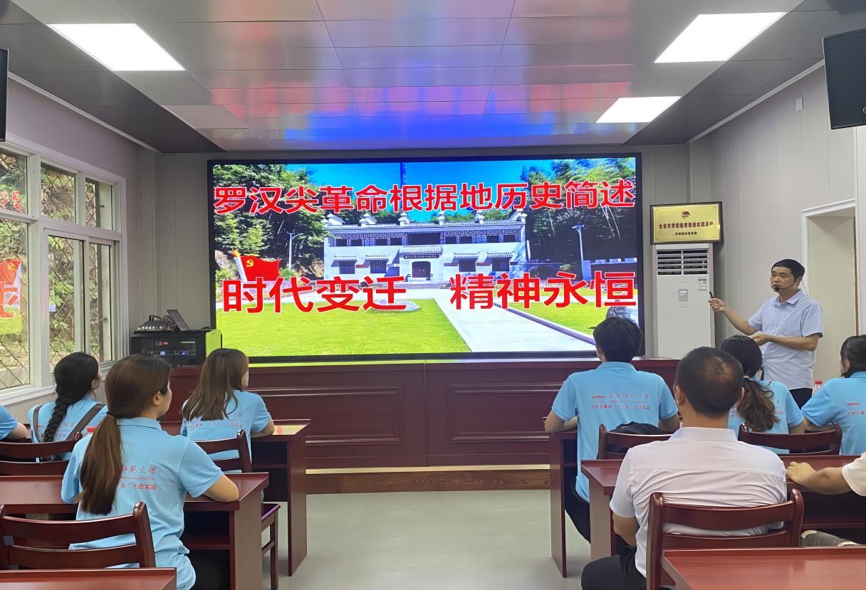 安慶師大學(xué)子“微光守護(hù)，快樂(lè)同行”三下鄉(xiāng)：尋紅色足跡，傳