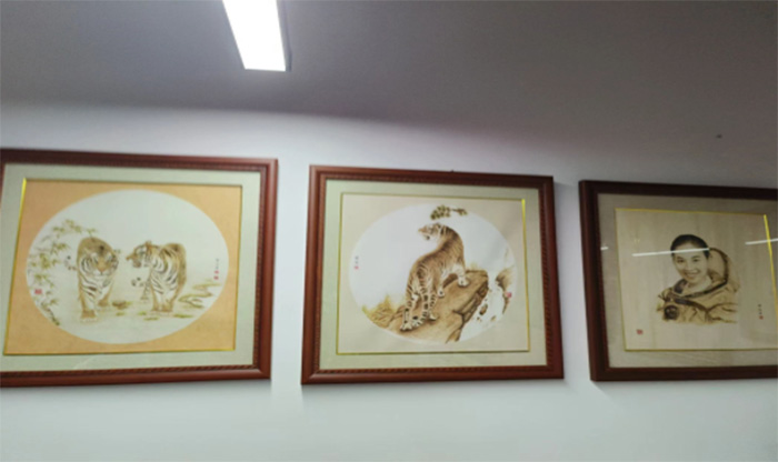 火木傳經(jīng)典，鐵筆繪從容