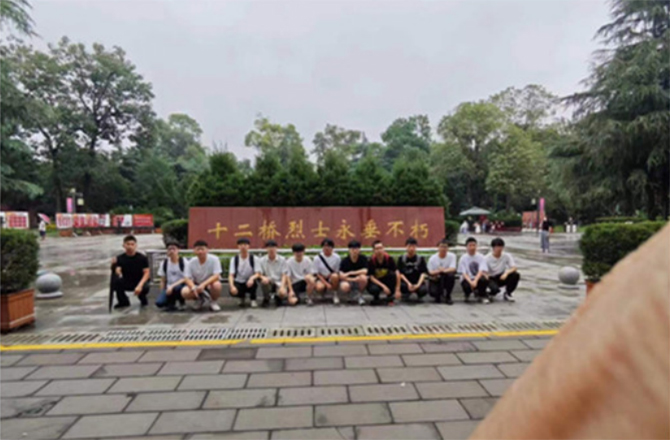 暑期熱血青春，守護(hù)烈士英魂——十二橋烈士墓志愿服務(wù)活動