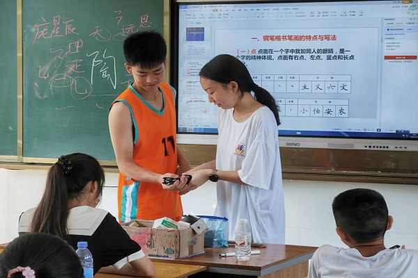 武昌理工學(xué)院三下鄉(xiāng)：練得一手好字，見字如面
