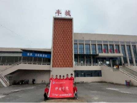 “傳承紅醫(yī)精神 賡續(xù)紅色血脈”社會實踐隊以青春筑夢鄉(xiāng)村，黨課引領未來