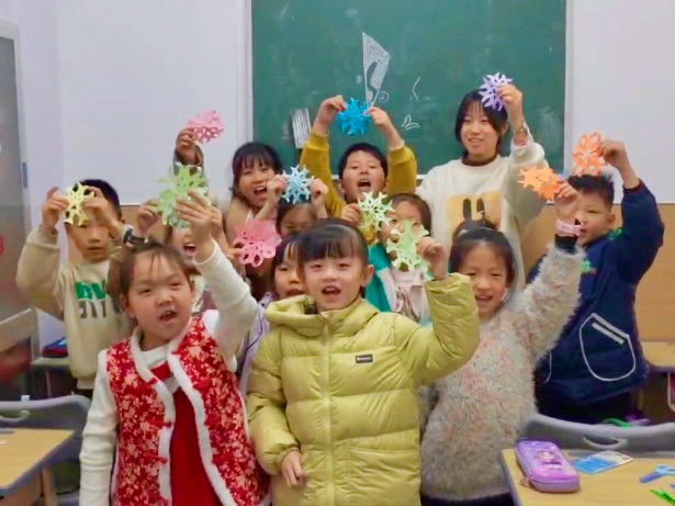 紅紙裁春映梨園，稚手傳承福滿堂