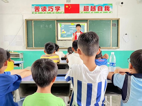 南京財經(jīng)大學學子三下鄉(xiāng)：靈動時光舞筆墨，文體課程燃童心