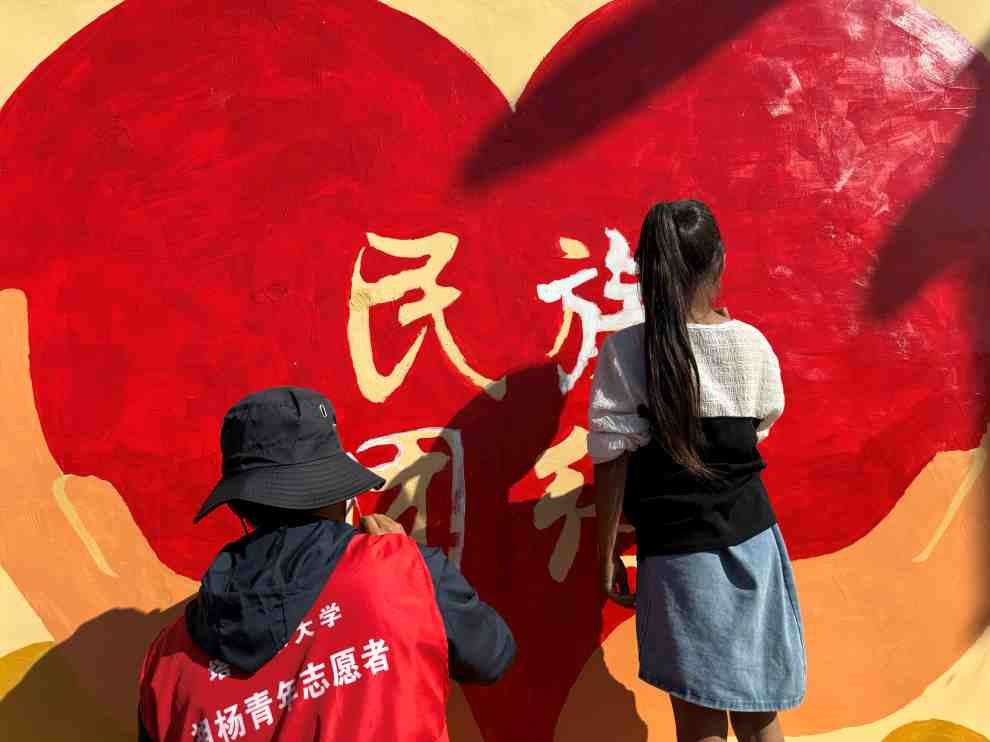 塔里木大學(xué)暑期三下鄉(xiāng)實(shí)踐團(tuán)助力鄉(xiāng)村振興：愛心支教行，七彩暖童心