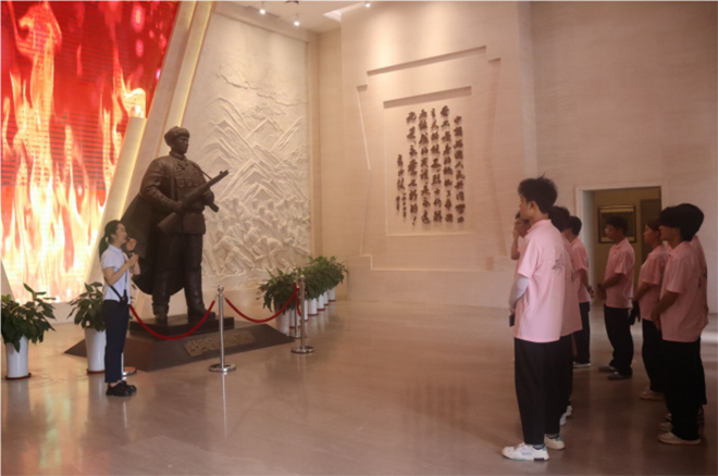 重慶城市管理職業(yè)學(xué)院“三下鄉(xiāng)”團(tuán)隊深情緬懷邱少云烈士