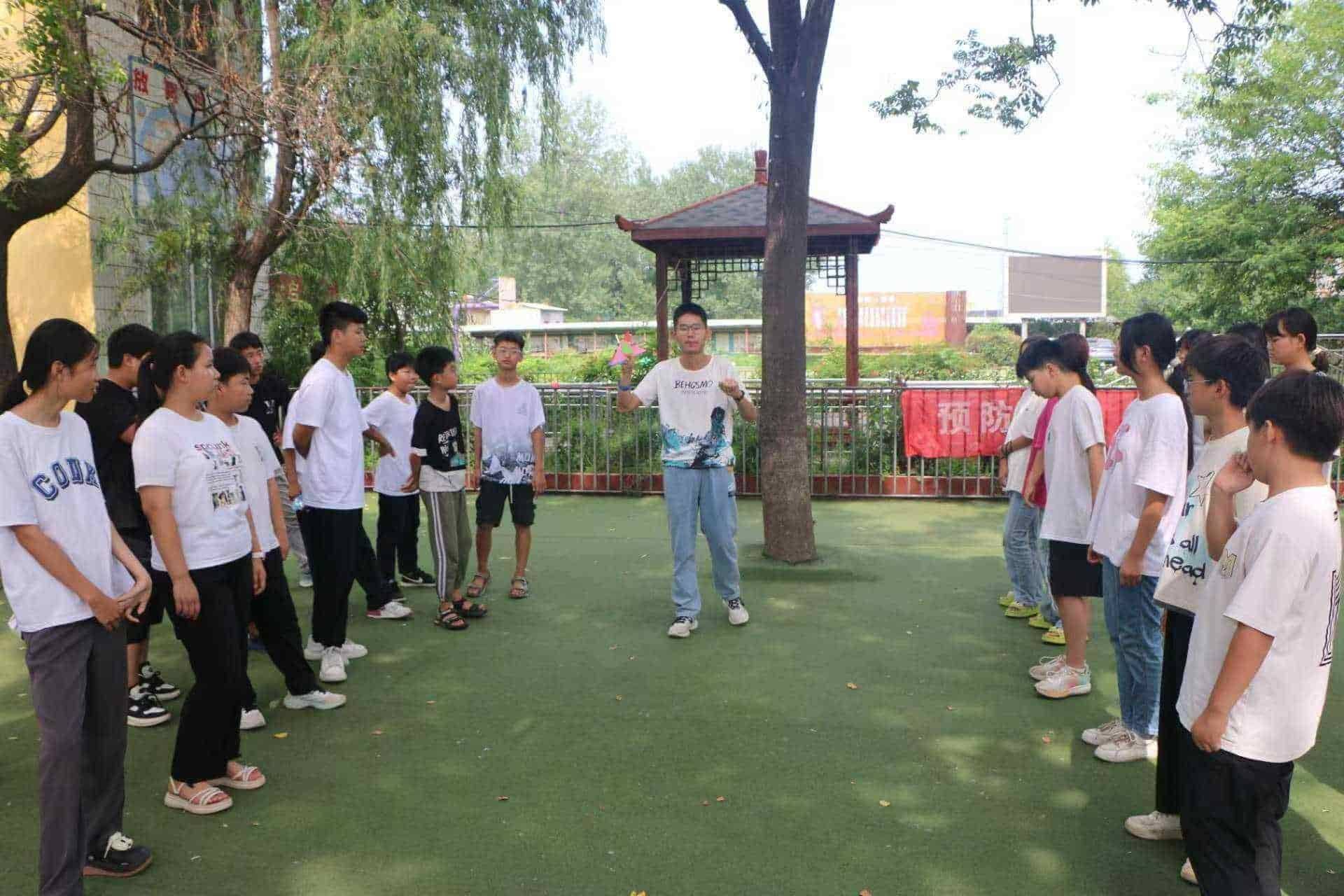 七巧板中智慧生，支教團(tuán)里愛心濃