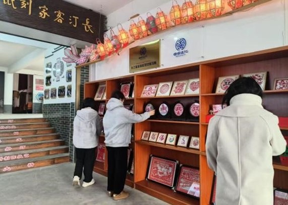 “汀州匠心”非遺剪紙文化實(shí)踐隊(duì)開(kāi)展 “素紙雕鏤繪新卷，汀州遺韻映鄉(xiāng)土”主題 社會(huì)