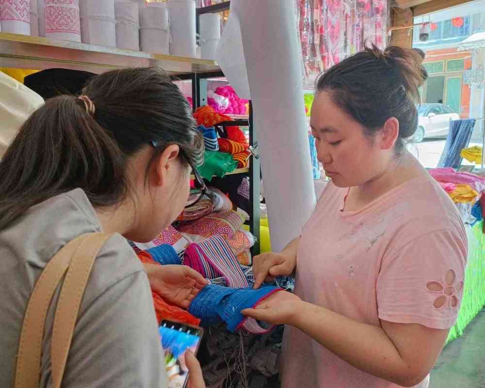 南財學子三下鄉(xiāng)：走訪金沙故土，領(lǐng)略苗繡魅力