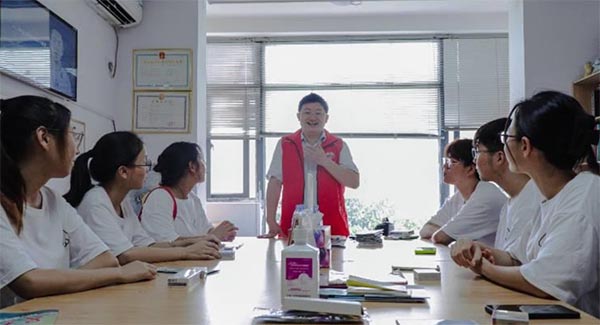集大學(xué)子守望相助，走進(jìn)彩虹之家