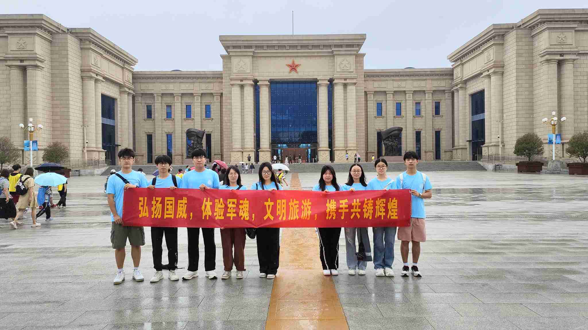 青島科技大學(xué)“巡禮藍(lán)海情，筑夢(mèng)文明行”文明旅游實(shí)踐團(tuán)赴海軍博物館—引領(lǐng)文明旅游新風(fēng)尚，共筑文明旅游新篇章
