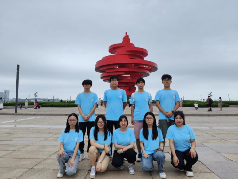 青島科技大學(xué)赴青島市“巡禮藍(lán)海情，筑夢(mèng)文明行”文明旅游實(shí)踐團(tuán)隊(duì)赴五四廣場(chǎng)、小麥島、棧橋參觀——文明出行， 一路潔凈