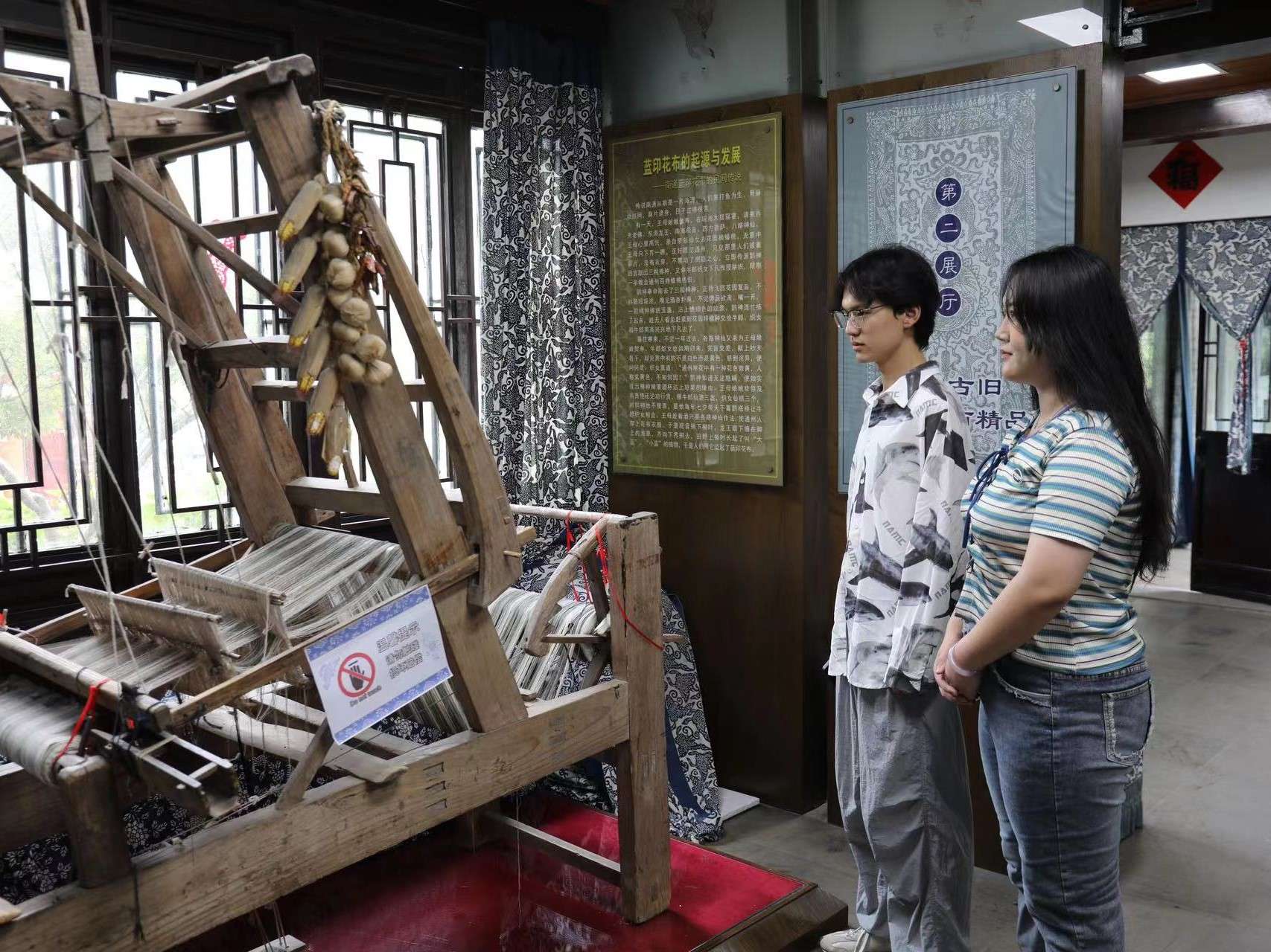 無錫學(xué)院學(xué)子三下鄉(xiāng)：鷂影風(fēng)舞通城夢(mèng)，白袷藍(lán)衫世界心