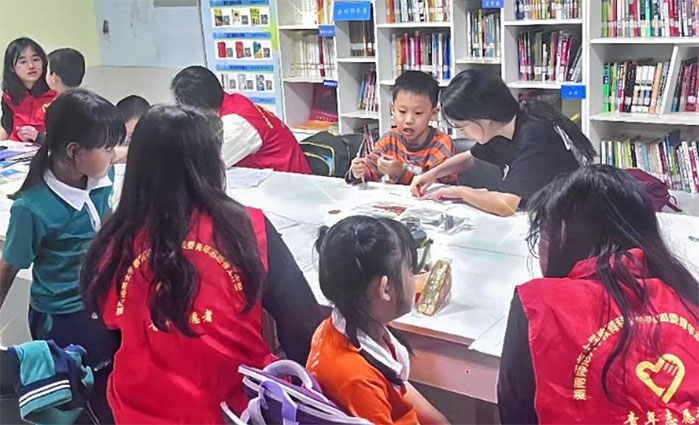 教科院團委青工部舉辦“四點半課堂——用愛心澆灌成長”志愿活動